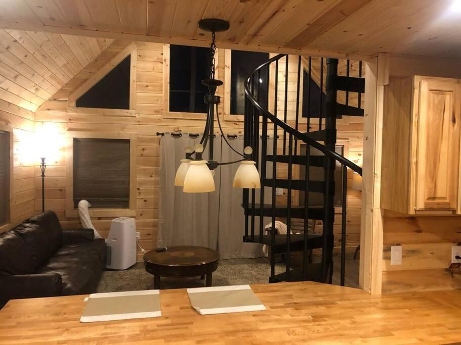 Cozy 1 Bedroom Cabin In The Heart Of Jonesborough ภายนอก รูปภาพ